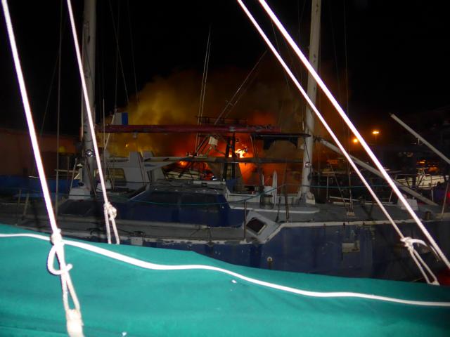 150129-A01 Brand eines Bootes in der Werft